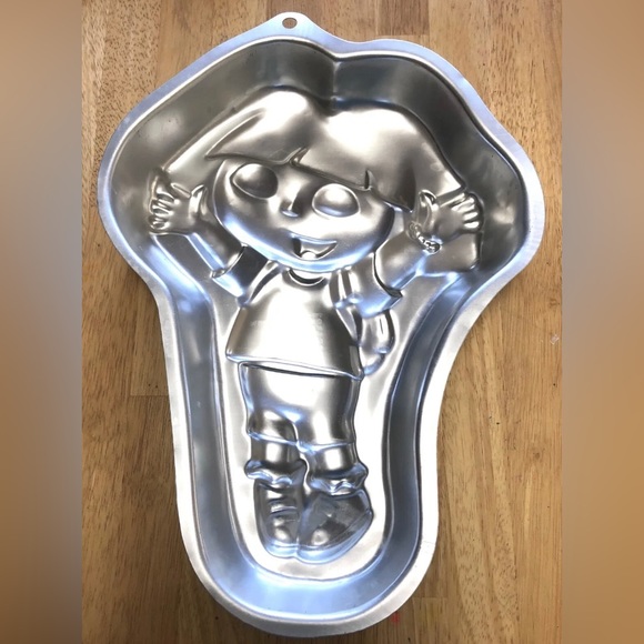 Wilton Dora The Explorer Aluminum Cake Pan 2105-6300 Baking Mold 2003 - Picture 2 of 4